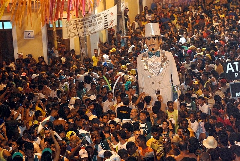 O bloco carnavalesco O Homem da Meia-Noite, que desfila na cidade alta, é o mais conhecido de Olinda e conta com um dos bonecos mais antigos da cidade.  Reprodução: Flipar