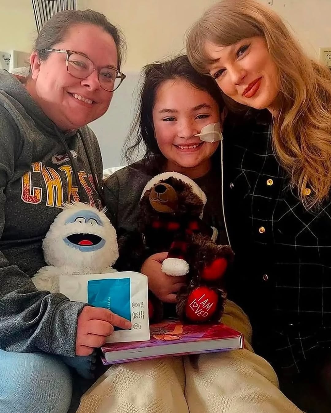 “Obrigada, Taylor Swift, por trazer um pouco de alegria para Rylie hoje!! Que maneira incrível de trazer um sorriso e criar uma memória!”, agradeceu a mãe de Rylie em post no Facebook. 
 Reprodução: Flipar