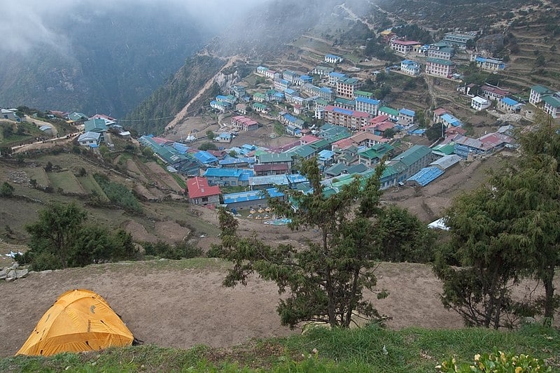 O documentário Everest Sustentável, exibido no Canal Off em 2020, mostrou ação de moradores de uma comunidade local para triturar o lixo. Eles sugerem a turistas que levem de três a quatro quilos desses resíduos para o sistema de coleta do aeroporto. Reprodução: Flipar