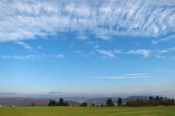 Cirrostratos -  nSão véus finos e quase transparentes que cobrem grandes áreas do céu. Formados também por cristais de gelo, podem produzir halos em torno do Sol ou da Lua. Estão a altitudes elevadas e indicam chegada de chuva ou neve em breve. Reprodução: Flipar