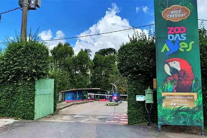 Em resumo, Poços de Caldas é uma cidade que oferece uma experiência completa para quem a visita ou decide viver ali. Sua combinação de clima agradável, paisagens naturais, infraestrutura urbana e cultura vibrante faz com que o município seja uma das joias do sul de Minas Gerais. Reprodução: Flipar