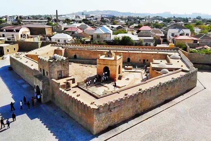 Esse culto levou à construção de templos como o Ateshgah, localizado nas proximidades. Reprodução: Flipar