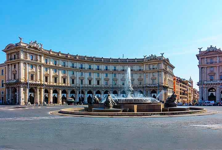 FONTE DE PIAZZA DELLA REPUBBLICA - Florença - Inaugurada em 1865, esta fonte é conhecida por sua majestosa escultura de Netuno. Situada em uma das praças mais movimentadas da cidade, ela combina beleza arquitetônica e cultural. Reprodução: Flipar