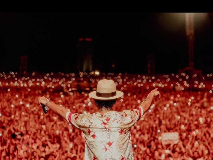 Em outubro de 2023, Bruno Mars cancelou o show que faria em Israel devido ao começo da guerra com o grupo Hamas. Bruno já havia feito um show no dia 4/10 e postou esta foto no Instagram. Mas teve que deixar o país Reprodução: Flipar