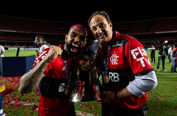 Quem também deixou o Flamengo com pagamento de multa foi Rogério Ceni. O treinador conquistou três títulos: Campeonato Brasileiro (2020), Supercopa do Brasil (2021) e Carioca (2021). A saída aconteceu em julho de 2021. - Foto: Alexandre Vidal / Flamengo