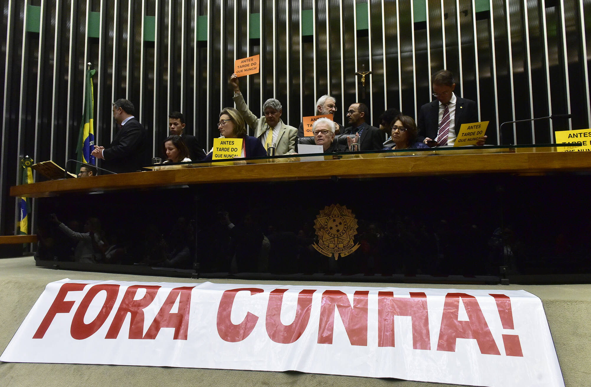 Após vice-presidente encerrar a sessão, deputados governistas assumem a bancada e fazem sessão informal Zeca Ribeiro/Câmara dos Deputados - 05.05.16