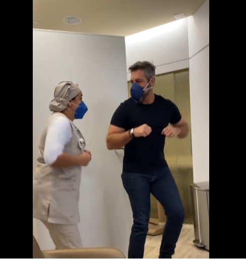 Em 2021, Luigi comemorou quando a mulher Andreia se curou de um câncer de mama. A imagem dele dançando com uma enfermeira no hospital viralizou.