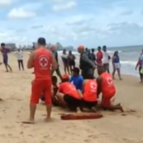 No dia seguinte foi a vez de uma jovem que, apesar dos alertas, inclusive sobre o incidente da véspera, decidiu entrar na água e também foi mordida.  Reprodução: Flipar