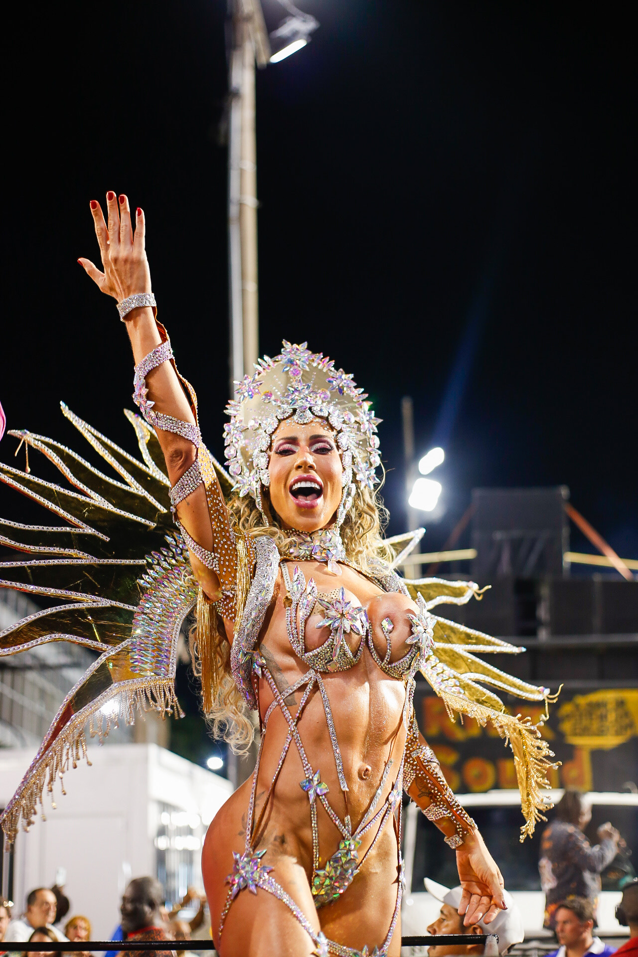 Tati Minerato ousa em look para ensaio do Carnaval