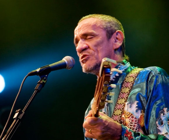 Essa origem no sertão profundo está presente em praticamente toda sua obra, seja de maneira explícita, em canções que falam da seca, da religiosidade e das lutas do povo nordestino, seja em forma mais simbólica, como nas imagens de “Avôhai”, uma das músicas mais icônicas de sua carreira.
 Reprodução: Flipar