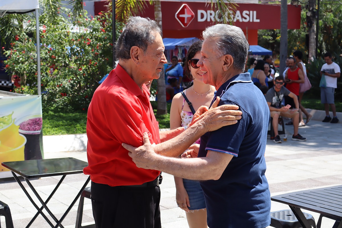 Dr. Dario conversa com munícipe durante participação em evento . Foto: Foto: Pedro H. Lopes