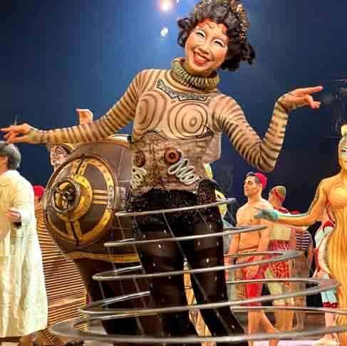 A companhia é conhecida por seus espetáculos inovadores, que combinam circo, música, teatro e dança. Os shows do Cirque du Soleil são frequentemente inspirados em temas mitológicos, folclóricos ou históricos. Reprodução: Flipar