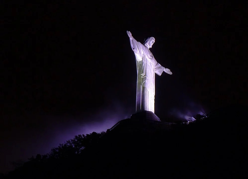 O Monumento do Cristo Redentor, no alto do Corcovado, no Rio de Janeiro, é uma das Maravilhas do Mundo Moderno. Mas vem sendo atingido com frequência por raios. O jornal Diário do Rio divulgou, em 5/3, que o prejuízo já passa de R$ 300 mil com danos em refletores, câmeras, painéis de LED, roteadores e rádios transmissores.   Reprodução: Flipar