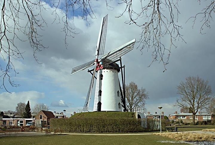 A cidade de Goirle abriga o moinho “Molen Wilde”, que também comporta uma usina produtora de farinha de trigo, normalmente par padeiros. Passou por reformas nos últimos anos, já finalizadas. Pode receber visitas quando a bandeira está hasteada.  Reprodução: Flipar