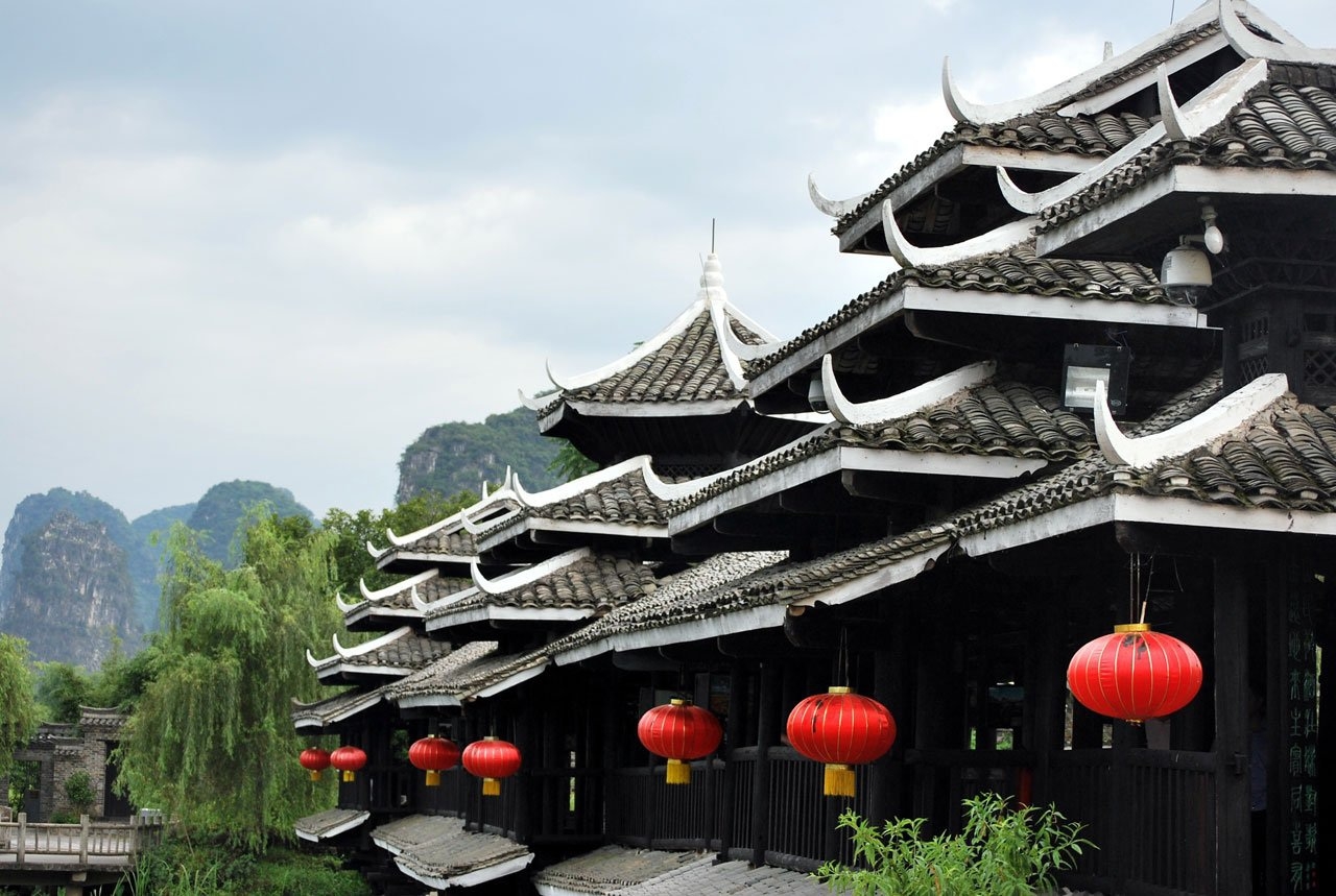 No dialeto Taiwan lanterna significa Deng e é pronunciado por Ding que significa “um bebê recém-nascido menino”. Então, para os chineses as lanternas tem o sentido de iluminar o futuro, dar à luz. 