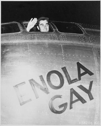 A bomba foi lançada sobre o Japão de um avião chamado Enola Gay e a foto mostra o piloto Paul Tibbets pouco antes da decolagem. 