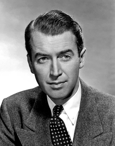 3. James Stewart - Além de ter sido um dos primeiros atores a se candidatar ao serviço militar na Segunda Guerra Mundial, estudou arquitetura na Universidade de Princeton. Nascido em 20 de maio de 1908, apaixonou-se por interpretação e tornou-se um ícone em Hollywood.  Reprodução: Flipar