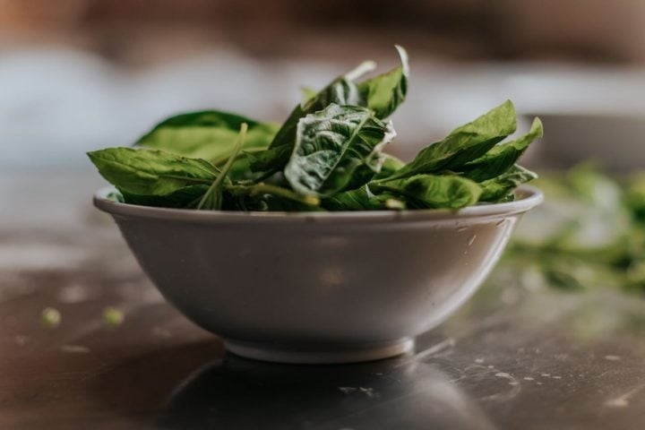 Esses vegetais são ricos em antioxidantes, fibras, vitaminas e minerais, como o magnésio, que ajudam a regular a pressão arterial e melhoram a saúde dos vasos sanguíneos. Reprodução: Flipar