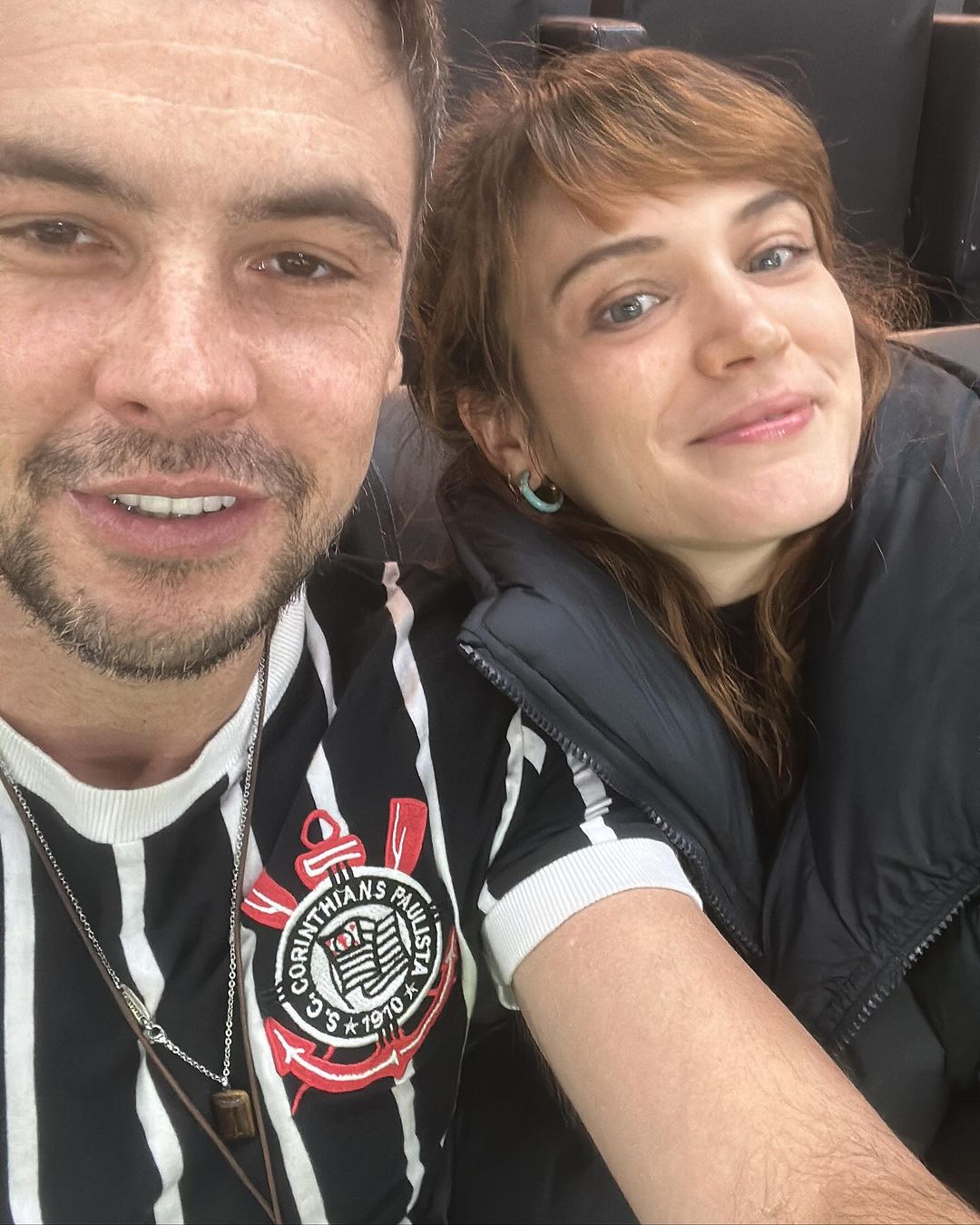 Sergio Guizé e Bianca Bin assistem ao jogo do Corinthians Reprodução/Instagram