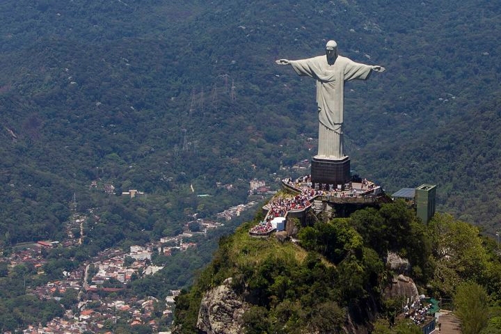 No interior do pedestal do Cristo Redentor, há uma capela dedicada a Nossa Senhora Aparecida, padroeira do Brasil. Reprodução: Flipar