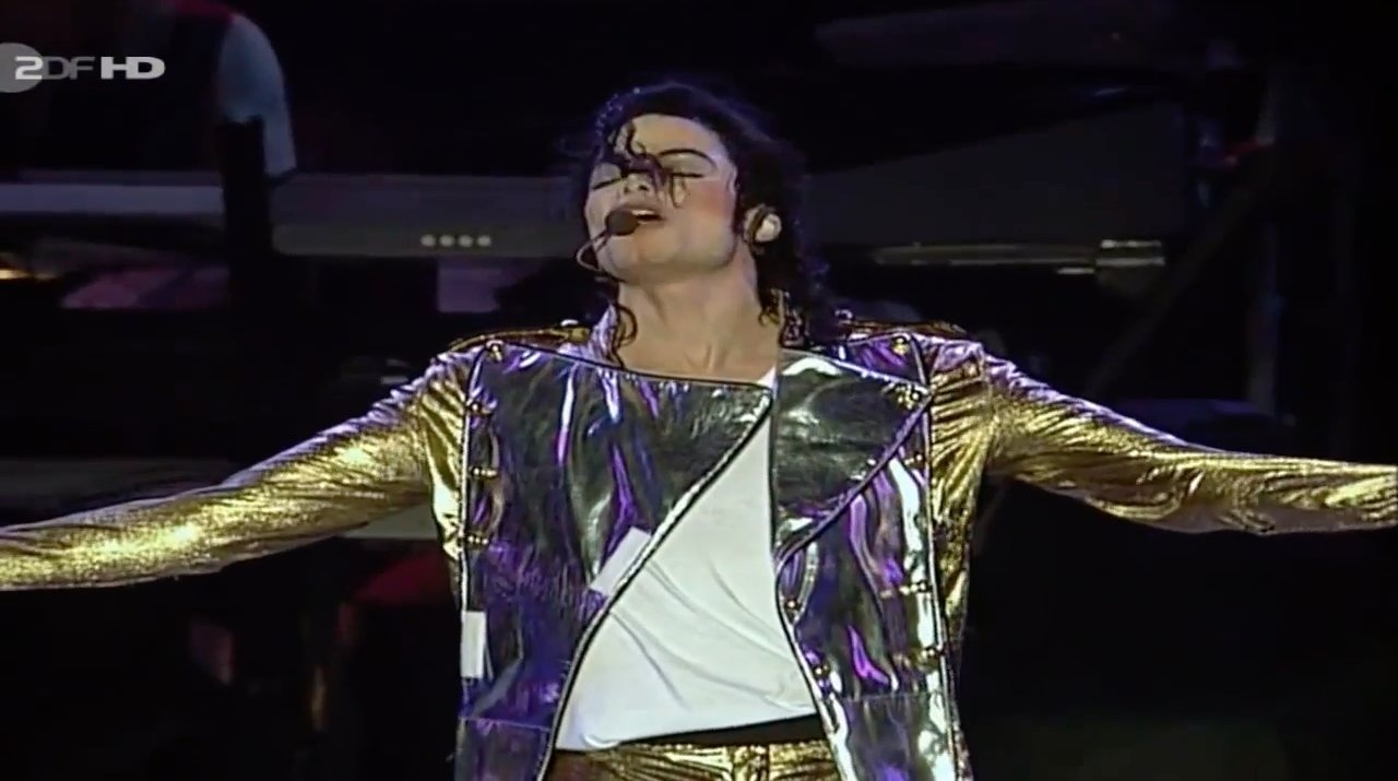 Michael Jackson: Leipzig em 1997 - Em seu show “HIStory World Tour” na Alemanha, o cantor teve performances marcantes com músicas como “Scream”, “You Are Not Alone” e “Beat It” e danças energéticas com seus característicos passos robóticos.  Reprodução: Flipar