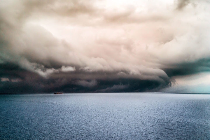 Esses ciclones se formam quando o ar quente e úmido do oceano sobe, criando uma área de baixa pressão que atrai o ar circundante, resultando na formação de nuvens de chuva.  Reprodução: Flipar