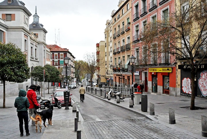 Em 1981, aos 19 anos, mudou-se para Madrid buscando crescimento na carreira de ator. Ainda longe da fama, foi trabalhar como garçom e modelo para conseguir se manter. Reprodução: Flipar