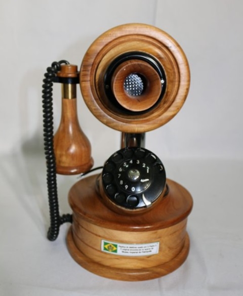 Após a invenção do telefone, o próximo grande passo foi a sua popularização, principalmente no final do século XIX e ao longo do século XX. Com o tempo, os telefones começaram a se tornar mais comuns nas casas das pessoas, e os telefones fixos passaram a ser um item essencial. Reprodução: Flipar