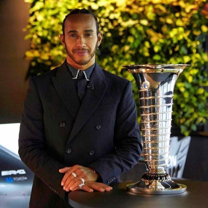 Lewis Hamilton: O piloto heptacampeão da Fórmula 1 recebeu a condecoração de cavaleiro da Ordem do Império Britânico em 2021, em reconhecimento às suas conquistas no automobilismo.