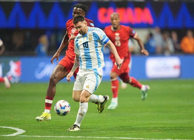 Argentina x Canadá (Fotos X/Conmebol, X/Seleção Argentina e X/Canadá Soccer)