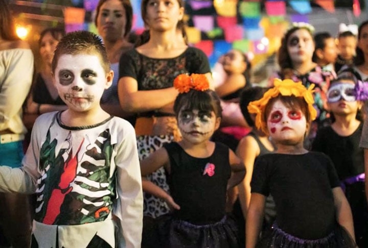 As crianças também participam da festa e aprendem desde cedo o significado da vida e da morte para a cultura regional.  Reprodução: Flipar
