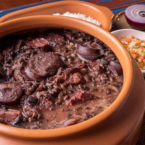 Feijoada- Congelamento: Separe carnes e feijão em recipientes distintos - Congelar por até: 2 meses - Descongelamento: Aqueça lentamente no fogão, adicionando água conforme necessário. Reprodução: Flipar