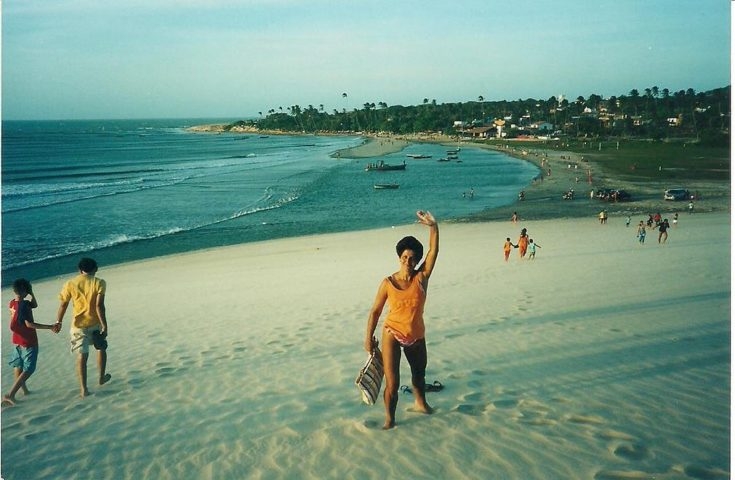 A partir da década de 70 começaram a surgir os primeiros visitantes na vila. Nos anos 2000 Jericoacoara se tornou um destino badalado, nacional e internacionalmente, e comercial, comforme explicou em entrevista o professor Davis de Paula, da Universidade Estadual do Ceará (Uece). Reprodução: Flipar
