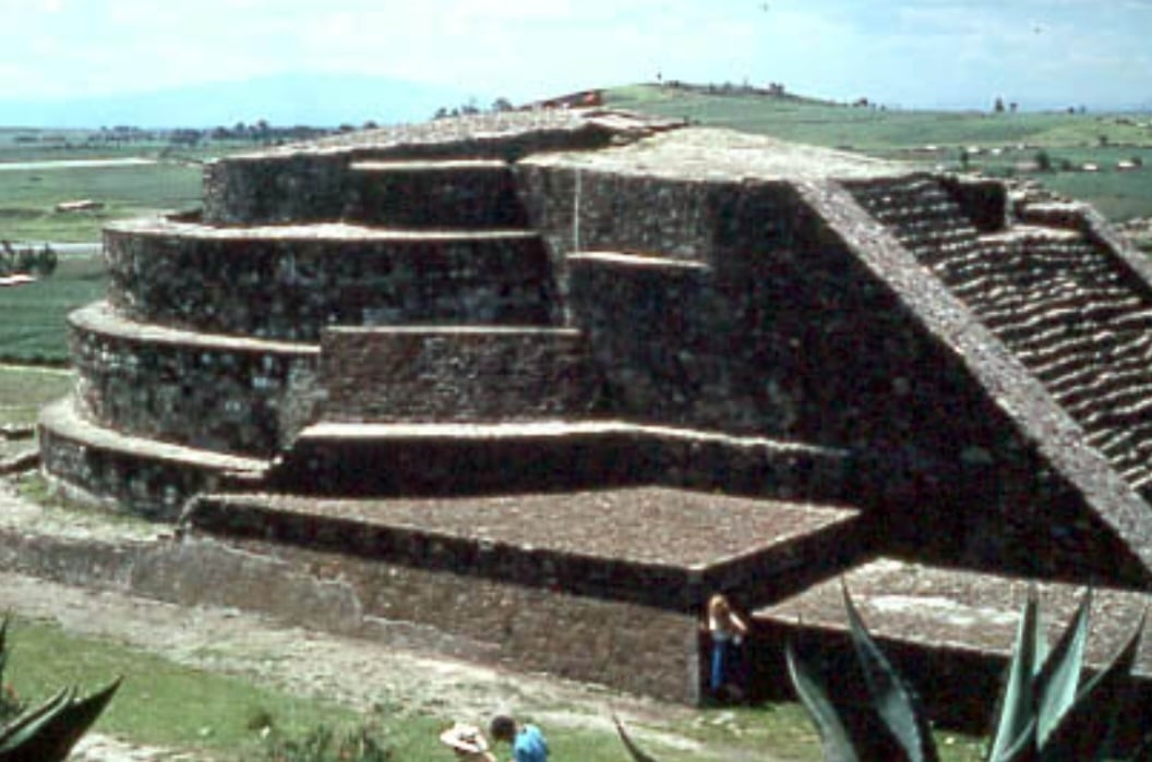 Uma delas é a pirâmide circular do Tempo de Ehecátl, no sítio arqueológico Calixtlahuaca. Ehécatl era a divindade do Vento, para o povo asteca. Reprodução: Flipar