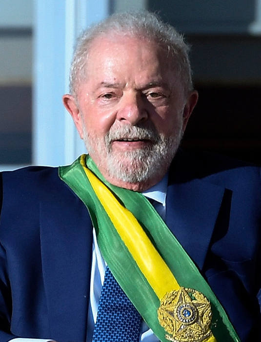 Dilma Rousseff também foi eleita duas vezes, mas sofreu impeachment em 2016. Assim, assumiu o então vice, Michel Temer, que ficou até 31 de dezembro de 2018. De 2019 a 2022, você se lembra, Bolsonaro foi o presidente. Ele, porém, não se reelegeu e perdeu para Lula, atual presidente do Brasil. 