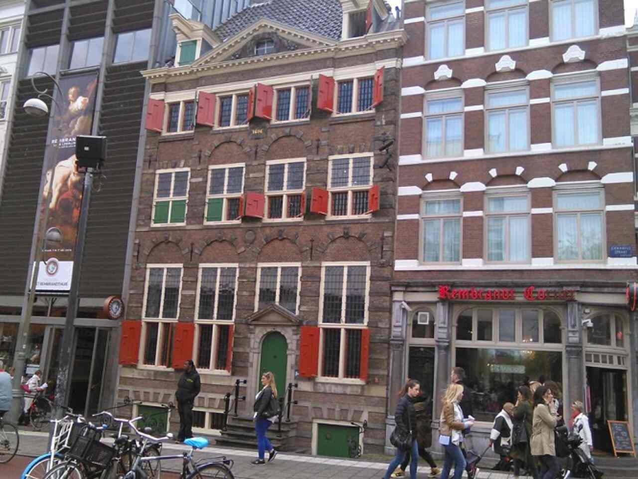 Rembrandt House Museum (Rembrandthuis) - Descrição: A antiga casa e estúdio do mestre pintor Rembrandt van Rijn, onde ele viveu de 1639 a 1656. O museu foi inaugurado em 1911 e exibe suas obras e gravuras - Localização: Jodenbreestraat 4 - Referências Históricas: Rembrandt é considerado um dos maiores pintores da história da arte europeia. Reprodução: Flipar