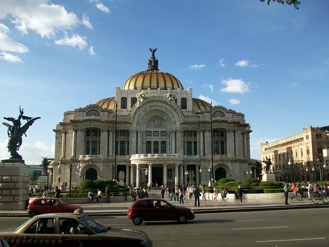 O México tem maioria católica (82,7% da população) e o Santuário de Nossa Senhora de Guadalupe é um importante ponto de peregrinação e devoção.   Reprodução: Flipar