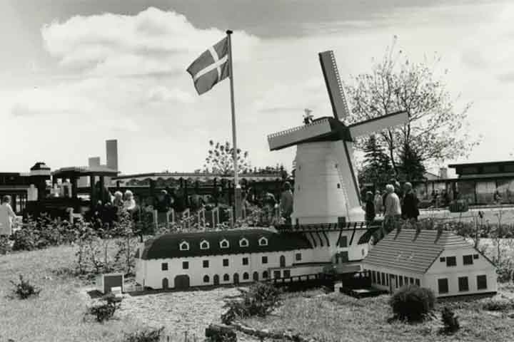 Com o sucesso das peças coloridas de montar, a cidade inaugurou em junho de 1968 o primeiro parque temático da Lego, o Legoland Billund. 
 Reprodução: Flipar