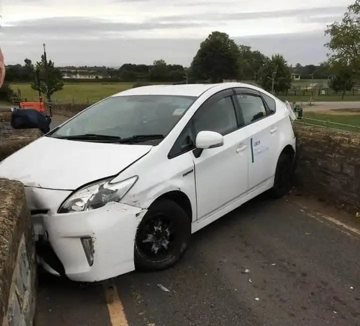 Toyota Prius da Uber fecha ponte de 600 anos