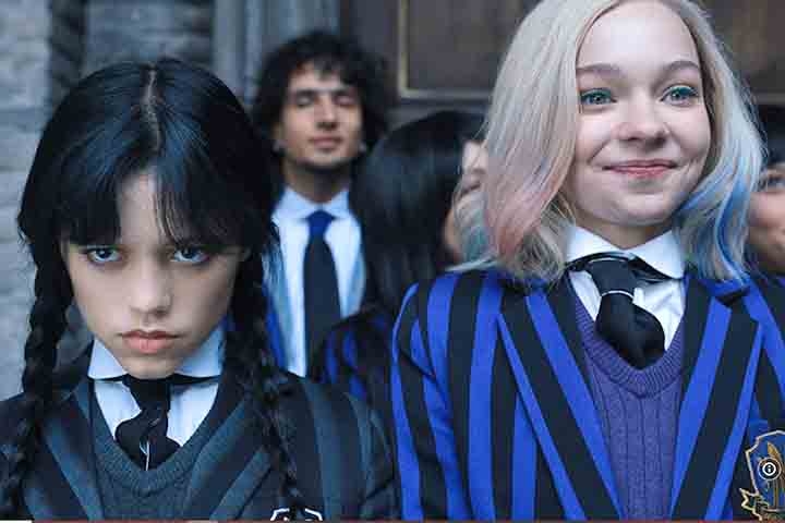 A personagem, uma lobisomem de personalidade vibrante e extrovertida, contrastava com a protagonista Wandinha Addams, papel que Emma chegou a testar inicialmente e que acabou ficando com Jenna Ortega.
 Reprodução: Flipar