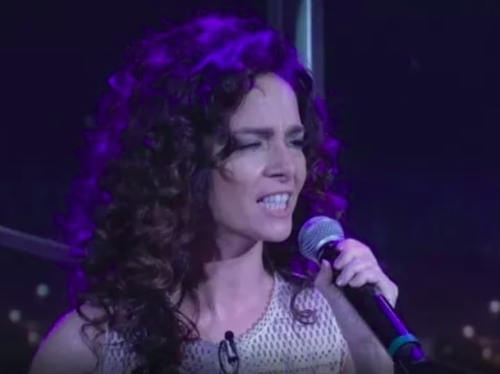 Além da atuação, Claudia também se aventurou na música, lançando discos e até realizando alguns shows. Reprodução: Flipar