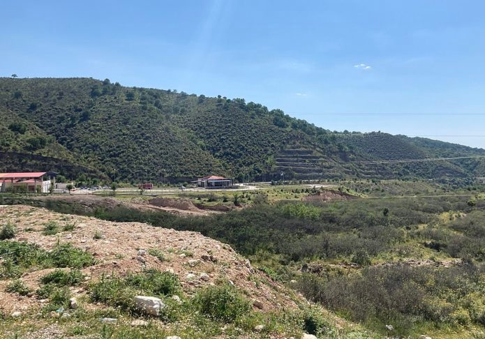 A fronteira tem aproximadamente 282 km de extensão e atravessa várias regiões montanhosas e vales, sendo um ponto de conexão entre os Bálcãs e o Mediterrâneo. Reprodução: Flipar