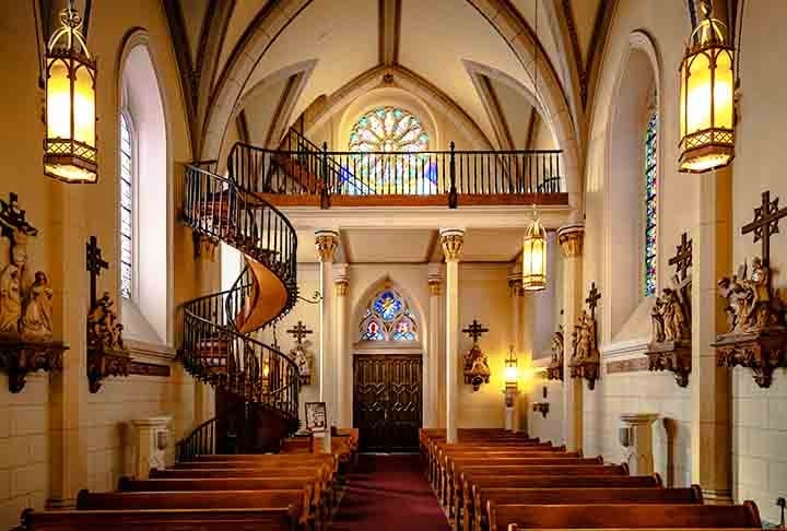 Loretto Chapel, Santa Fé, EUA: A escadaria milagrosa tem 33 degraus e foi construída em 1878. O acesso é pela igreja, sendo famosa por sua estrutura espiral que desafia explicações arquitetônicas Reprodução: Flipar