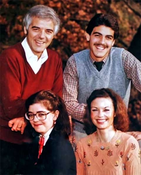 Filho do jornalista e apresentador Nick Clooney e sobrinho da cantora Rosemary Clooney, George cresceu em um ambiente onde a arte e a comunicação estavam sempre presentes, influenciando decisivamente sua futura trajetória.
 Reprodução: Flipar