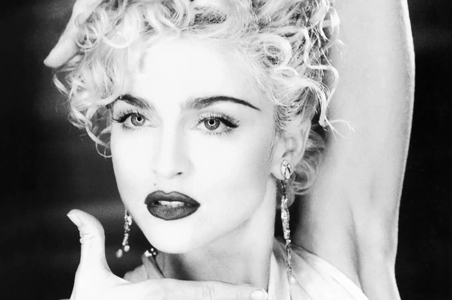 ‘Vogue’, de Madonna, introduziu a dança e a cultura Ballroom, criada por pessoas negras, gays e trans, no mainstream. Ela foi apresentada ao estilo de dança ‘voguing’ pelas drag queens, gays e pessoas trans da House Xtravaganza, de Nova York. Desde então, o estilo ‘furou a bolha’ e se tornou conhecido pelo grande público. Divulgação