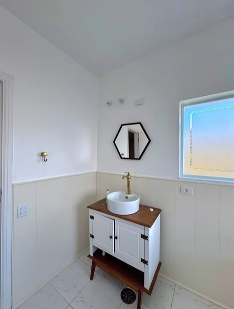 Banheiro da mansão de Monique Evans. Foto: Reprodução/ Instagram @pauladukkaimoveis