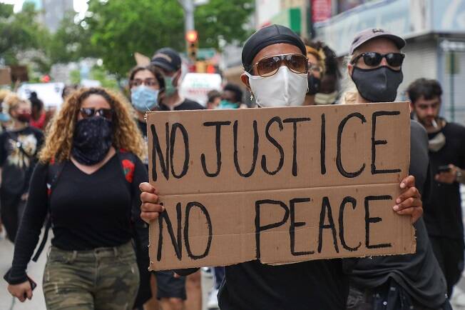 Manifestantes protestam em Nova York após a morte de Floyd por um policial branco. Foto: William Volcov/Brazil Photo Press/Agencia O Globo