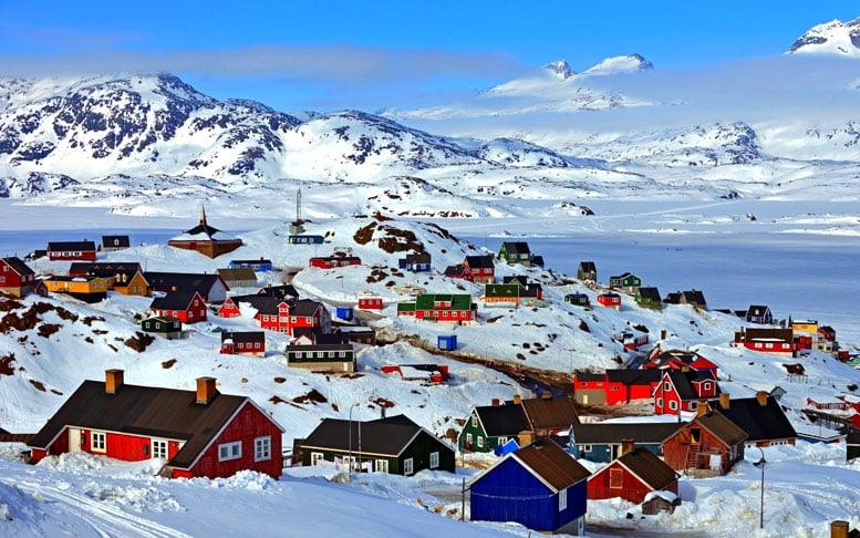 Groenlândia (Ártico, América do Norte)- A maior ilha do mundo,  com 2.17 milhões de km², possui apenas 56 mil habitantes, pois a maior parte da área é inabitável. Considera-se a América do Norte como seu continente, mas fica no Círculo polar Ártico. Como território autônomo da Dinamarca, sua economia se baseia em pesca e turismo. Famosa pela Aurora Boreal, um espetáculo de luz e cor no céu. Reprodução: Flipar