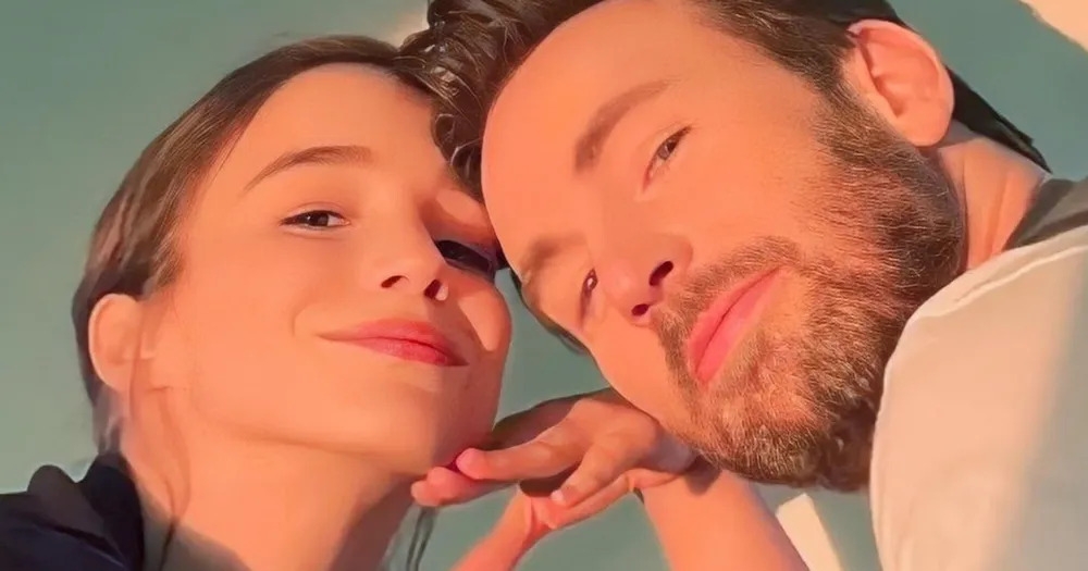 Chris Evans e Alba Baptista começaram a namorar em 2021, mas só tornaram a relação pública no ano seguinte, e, mesmo assim, de forma discreta. Ela nasceu em Lisboa em 10 de julho de 1997 e é filha de mãe portuguesa e pai brasileiro.
 Reprodução: Flipar