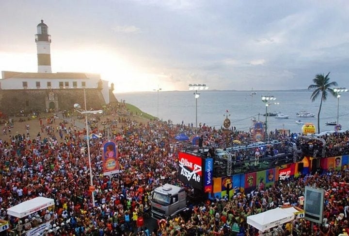 No Carnaval, o Farol da Barra foi cenário de uma folia de rua vibrante que ganhou fama mundial. Ela se repete todos os anos. Reprodução: Flipar